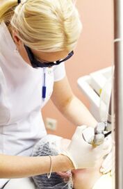 แพทย์ทำขั้นตอนโฟโตเทอร์โมไลซิส